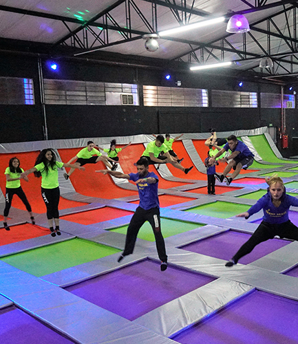 Aulas de tecido acrobático são uma forma diferente de perder peso