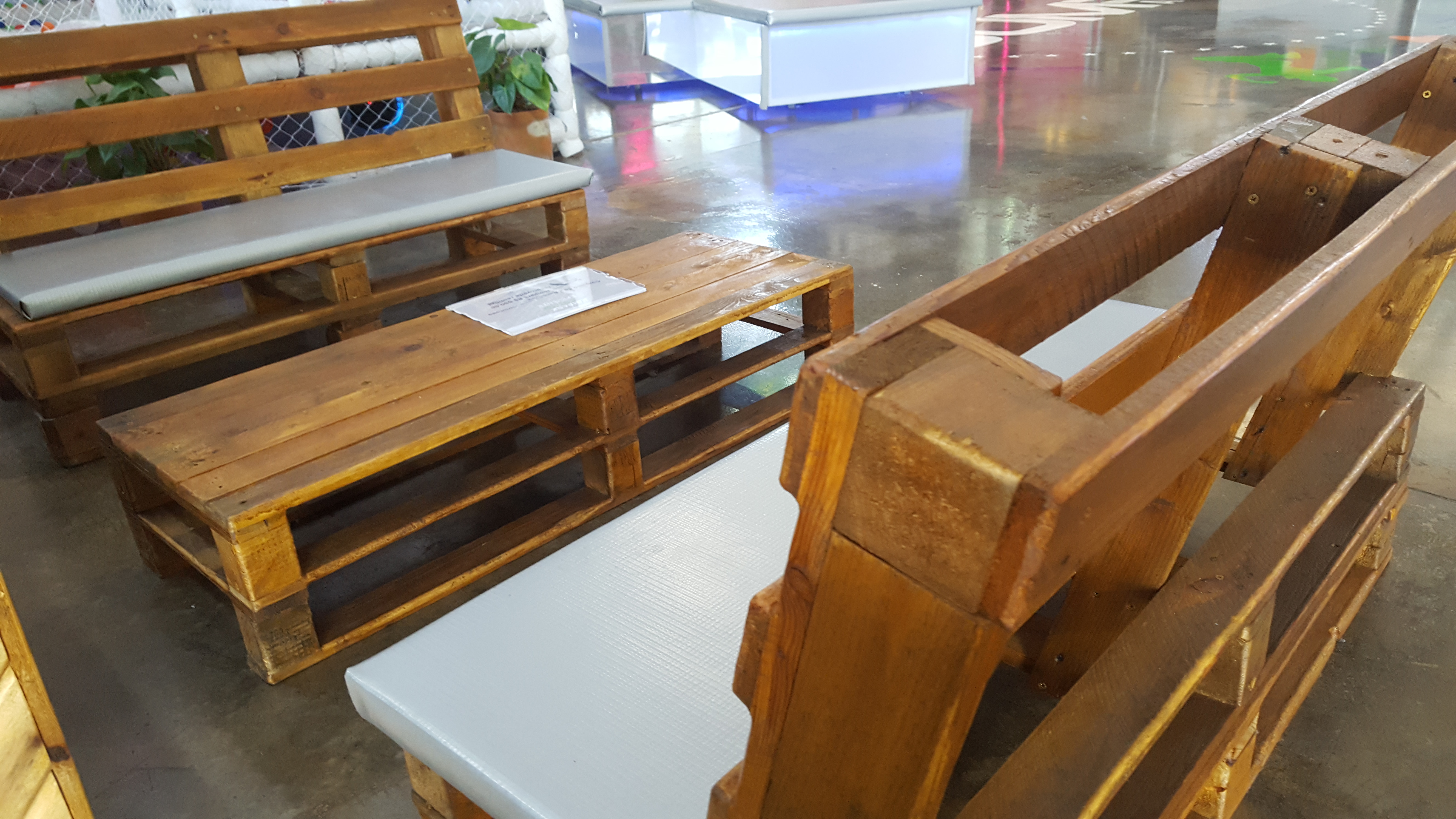 Kit de mesa e bancos reciclados